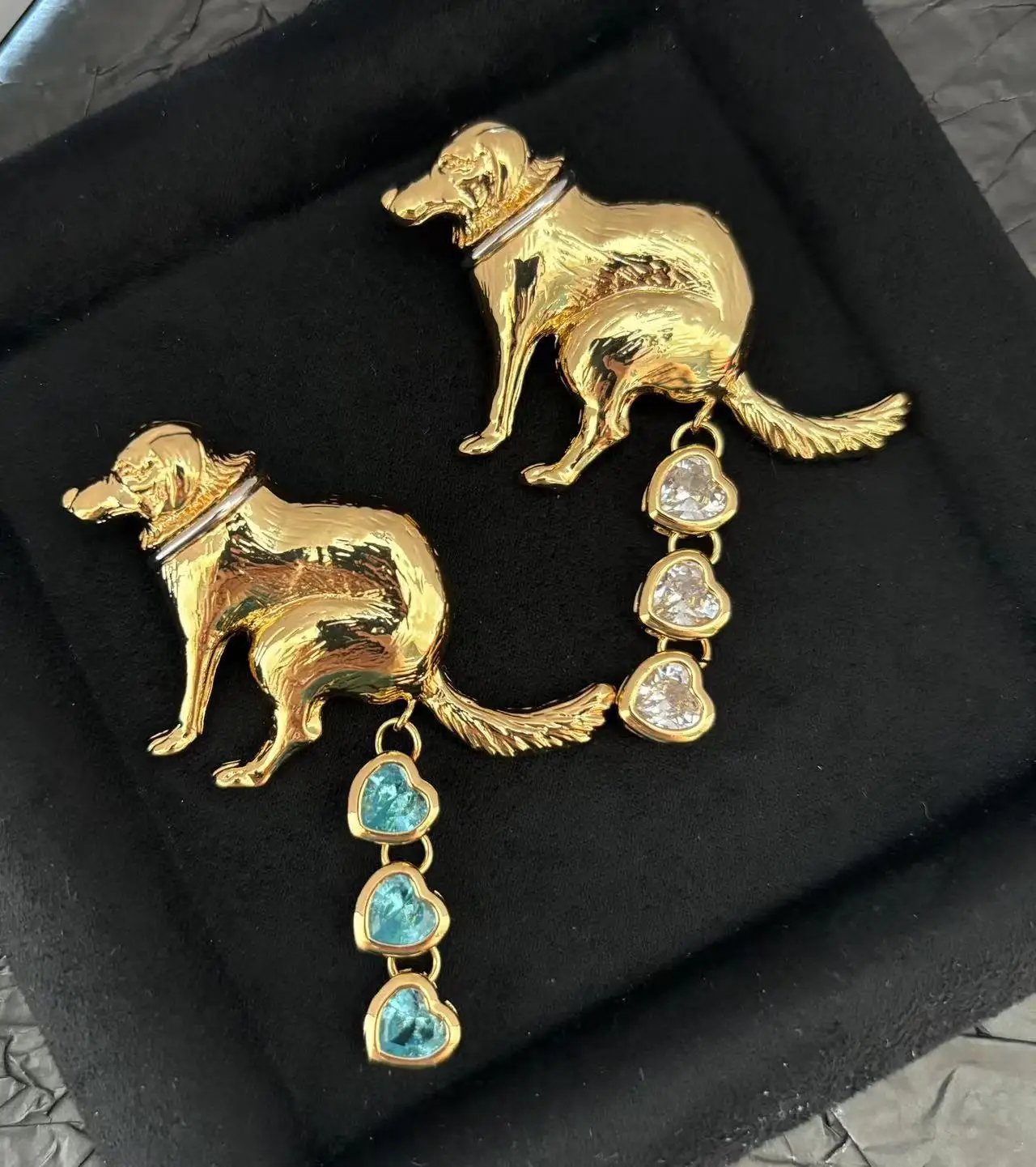 

Fashion And Light Luxury Creative Design Dog Pulling Gem Brooch Cute Exquisite Dog Pull Gemstone Brooch High-end Jewelry Pin