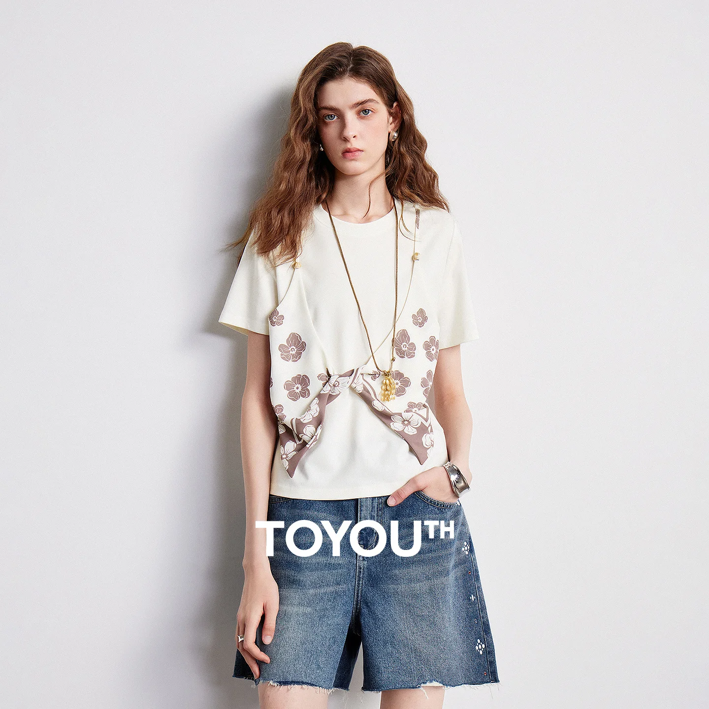 

Женская футболка TOYOUTH 2026: Новинка лета, топ с эффектом двухслойности и шелковым шарфом на плечах, визуально стройнящий, для отпуска