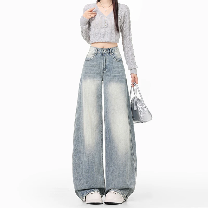 

Versatile, simple, high-end streetwear for trendy women in early autumn: street-style curved hem jeans