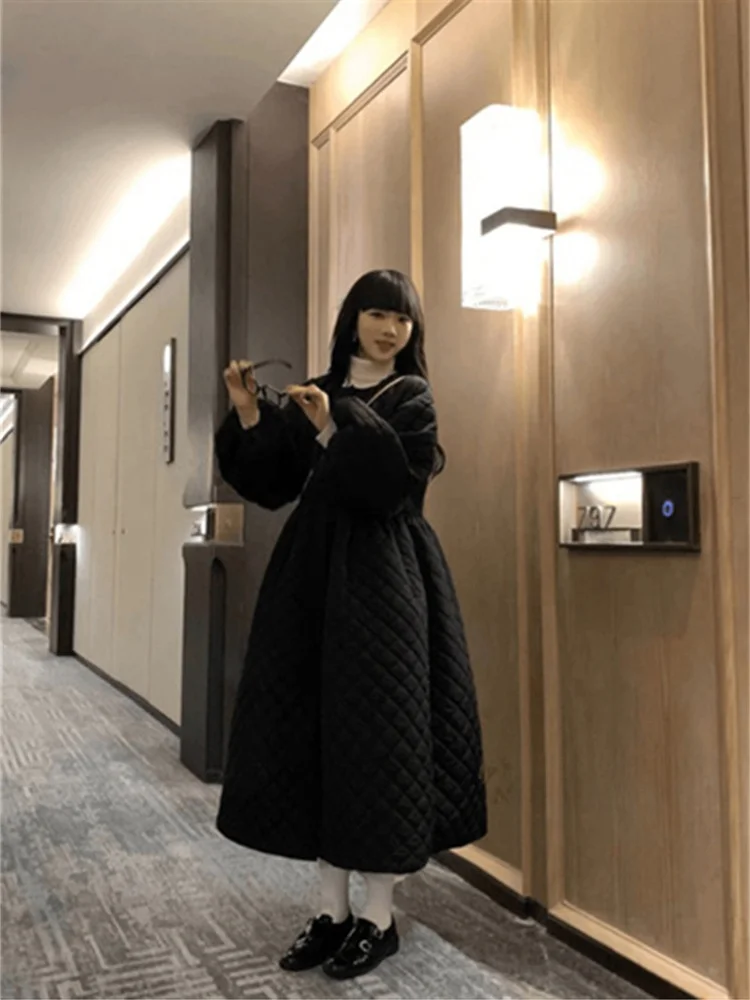 Jaqueta Feminina de Algodão Acolchoada de Comprimento Médio com Padrão Diamante, Nova Coleção de Inverno Dongda Gate, Casaco de Algodão Exclusivo Super Bonito