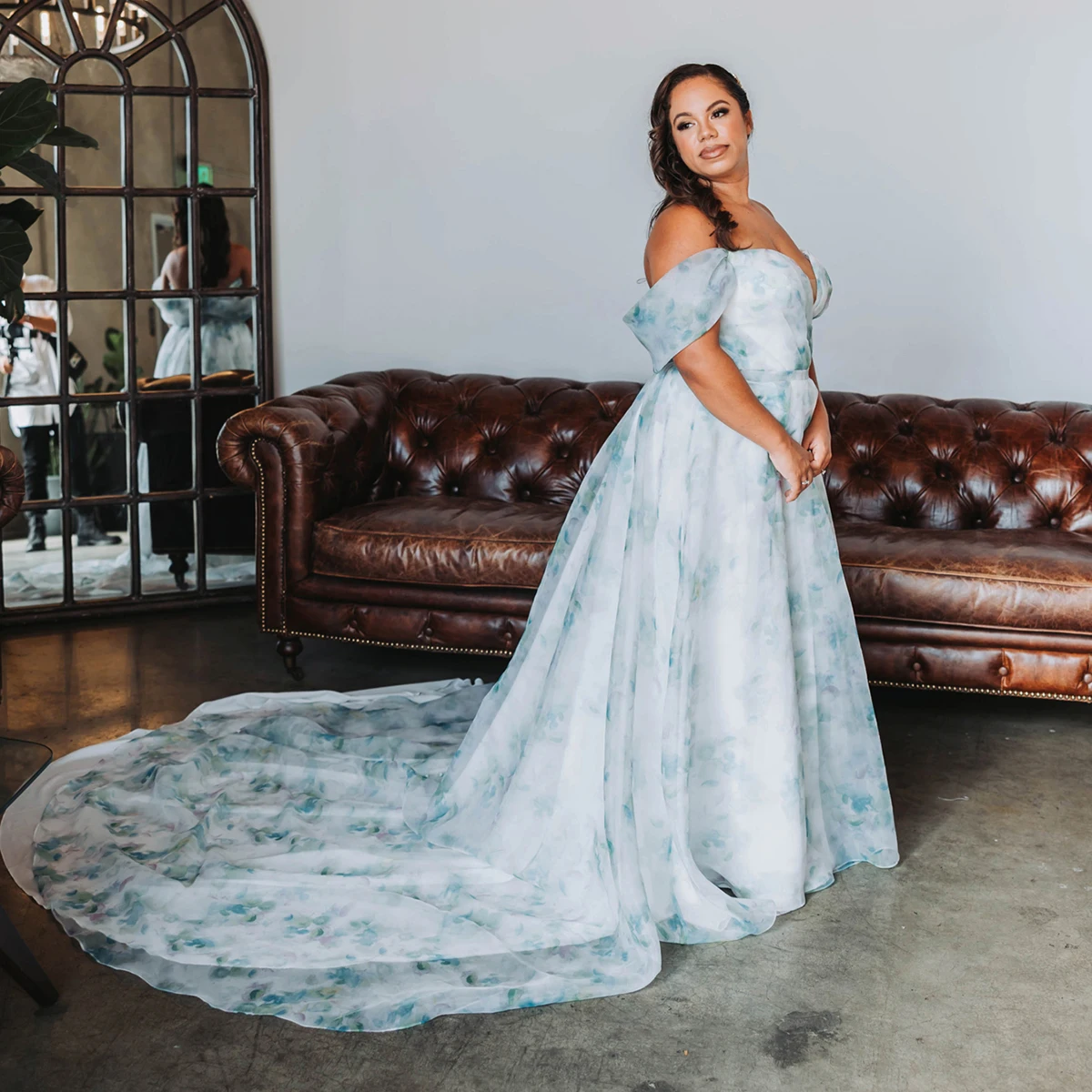 Off Shoulder Floral Print Wedding Dress Buttons Long Train Organza Plus Size Open Neckline Sweetheart Maternity Customized Gowns