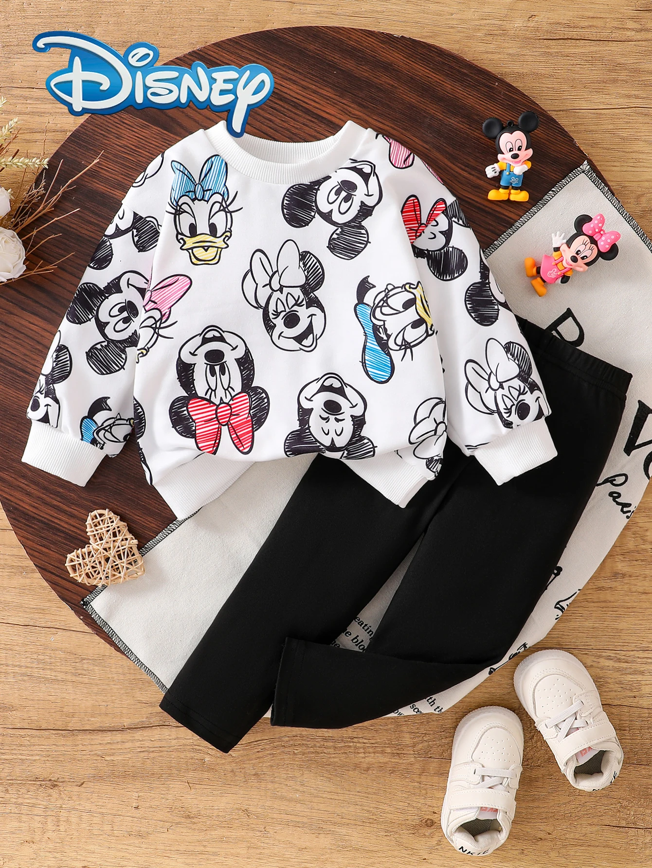 

【Officially Licensed】Disney Exclusive Autumn/Winter Collection for Baby Boys and Newborns - Mickey Mouse Cute Long-Sleeve Sweatshirt and Pants Set, Featuring Mickey, Minnie, Donald Duck and the Entire Family with Cartoon Patterns, Slightly Stretchy, Suita