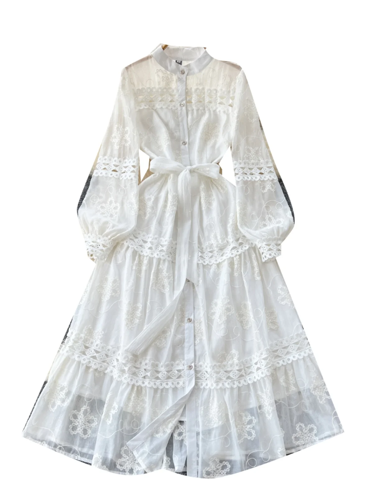 エレガントな宮廷風レディースロングドレス、透かし刺繍ベルト付き、秋冬新作、おしゃれなシングルボタンAラインドレス