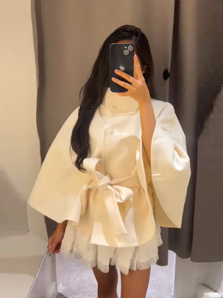 Moda bianca colletto alla coreana giacca corta da donna elegante manica svasata abbottonata cappotti con lacci 2025 autunno signora Office Street Wear