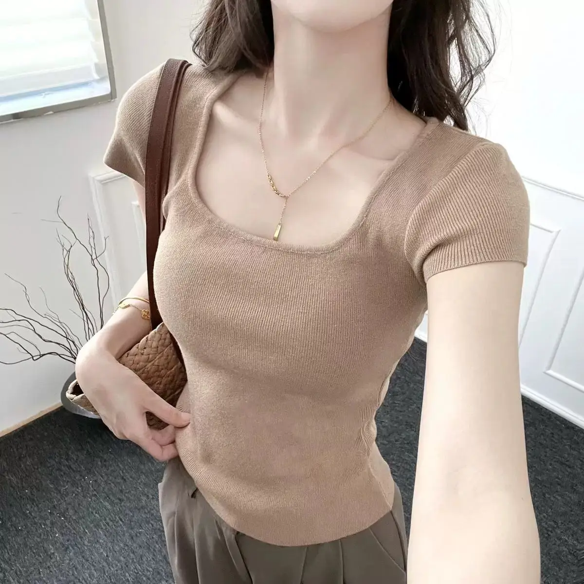 Damen-Oberteile, T-Shirts, 2025, neues französisches Sommer-Oberteil mit geradem Schulter, quadratischem Ausschnitt und kurzen Ärmeln, figurbetontes, kurzes, ärmelloses Strickoberteil
