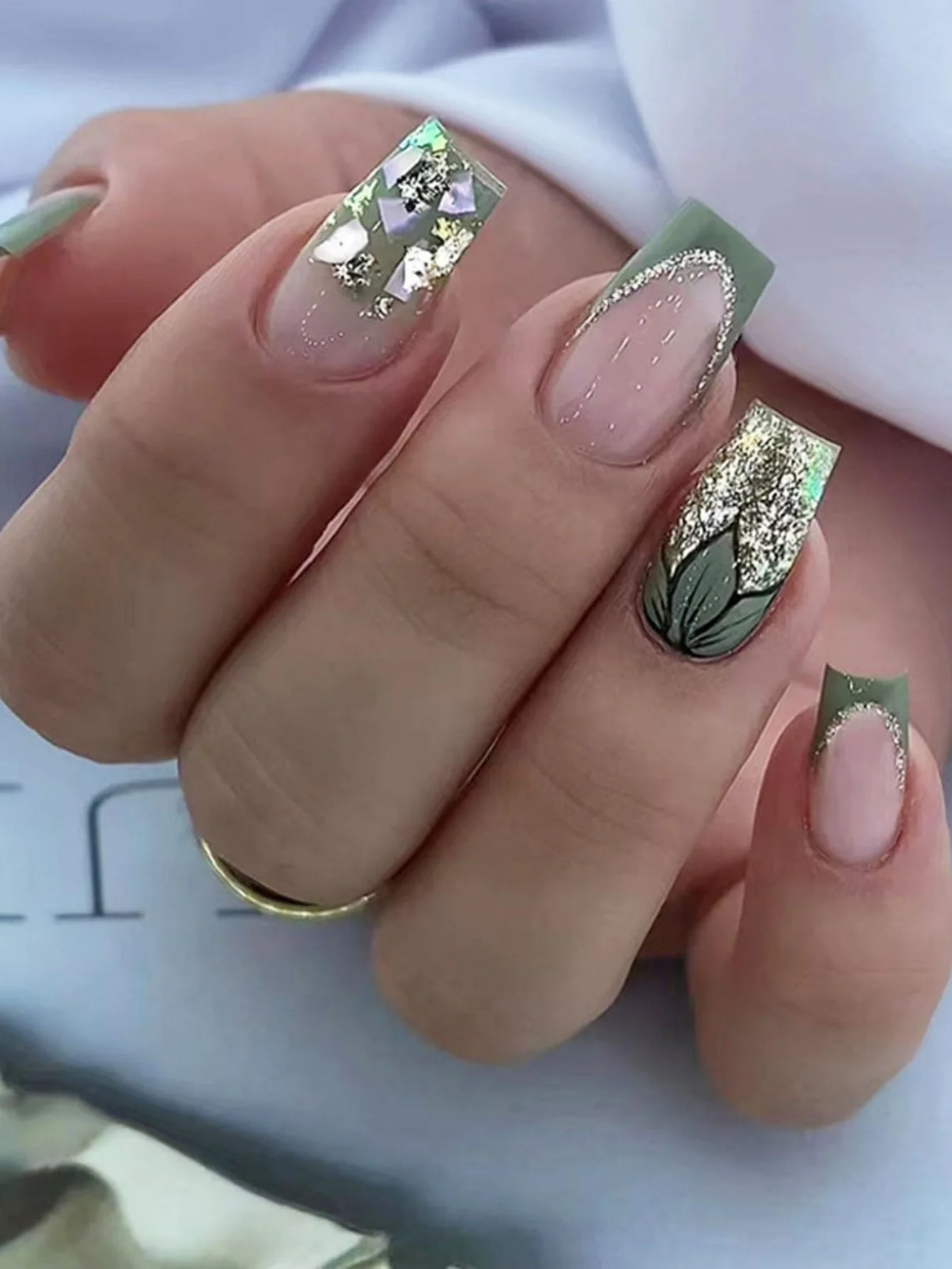 

24 шт. зеленых накладных ногтей в форме скувалоуалов, мятно-зеленый и нюдово-розовый градиент с блестками и узором лотоса, накладные ногти для женщин