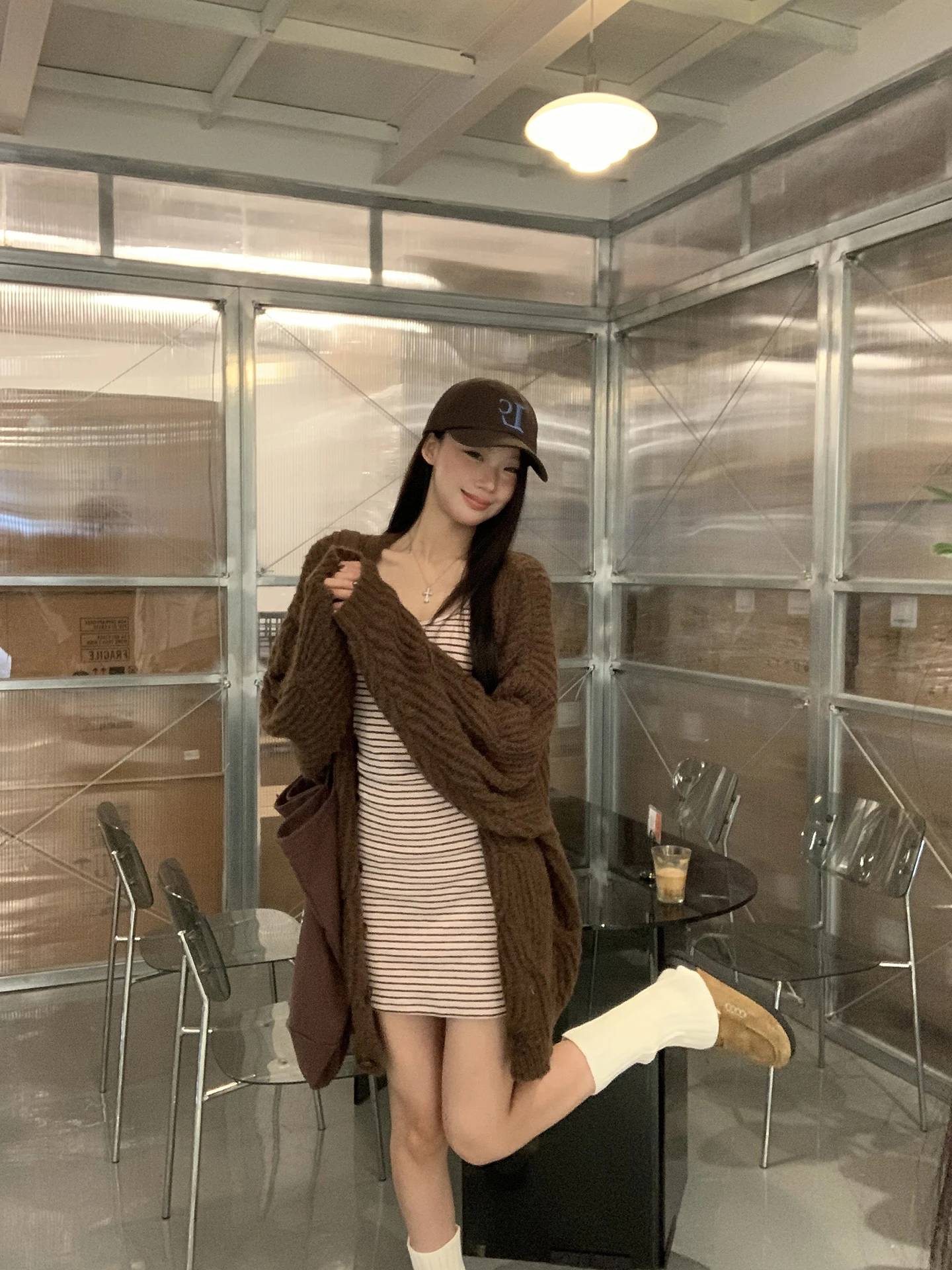 

Красный шерстяной вязаный кардиган знаменитостей, женский ранний осенний вязаный кардиган кофейного цвета, ленивый трикотаж, простое прямое пальто для поездок на работу...