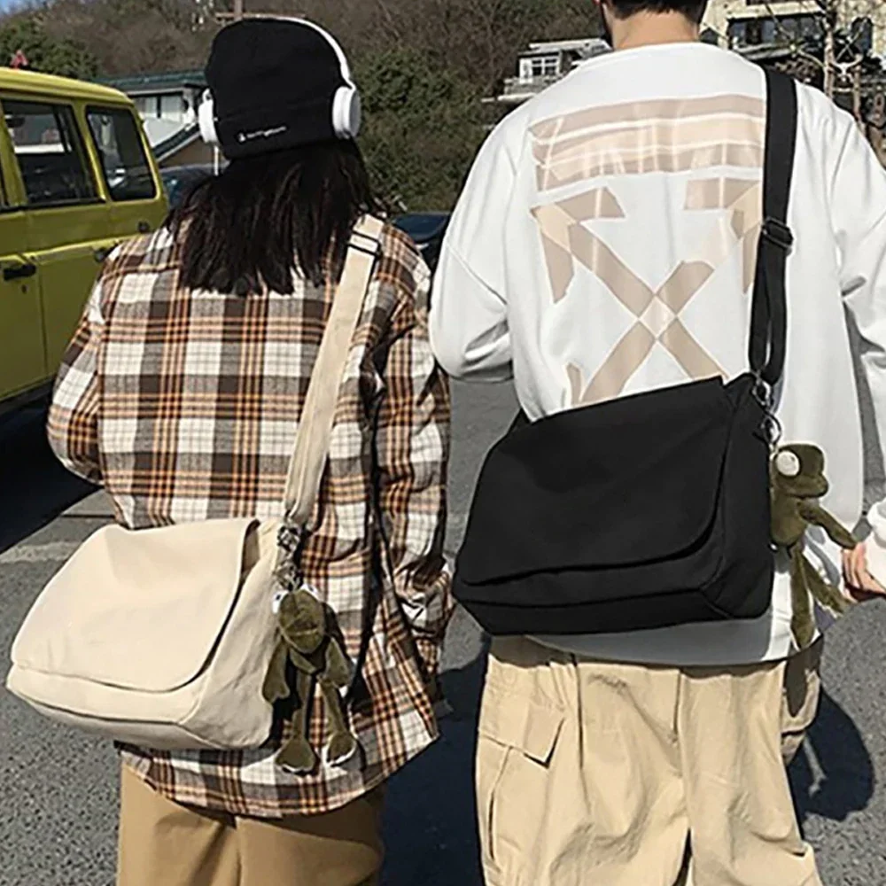 2023 여성 가방 Crossbody 청소년 캔버스 어깨 Satchels 남자를위한 새로운 대형 주최자 야외 메신저 가방 펜던트와 패션