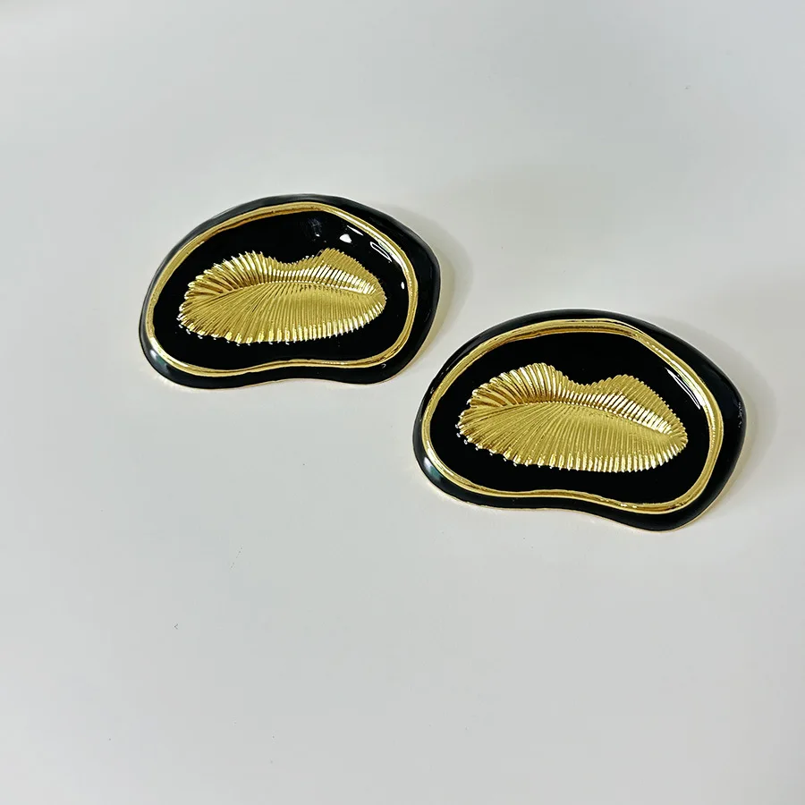 Anting-anting berbentuk bibir ukiran hitam Retro Prancis untuk perhiasan pesta wanita