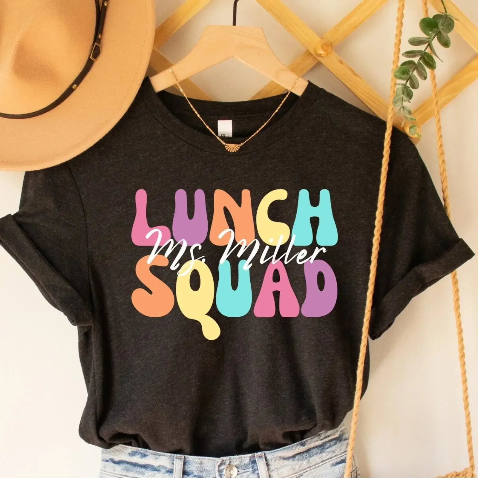 T-shirt personnalisé « Lunch Squad » avec nom sur mesure pour le personnel de la cantine scolaire – Style vintage délavé, doux et élégant pour la reconnaissance des équipes féminines