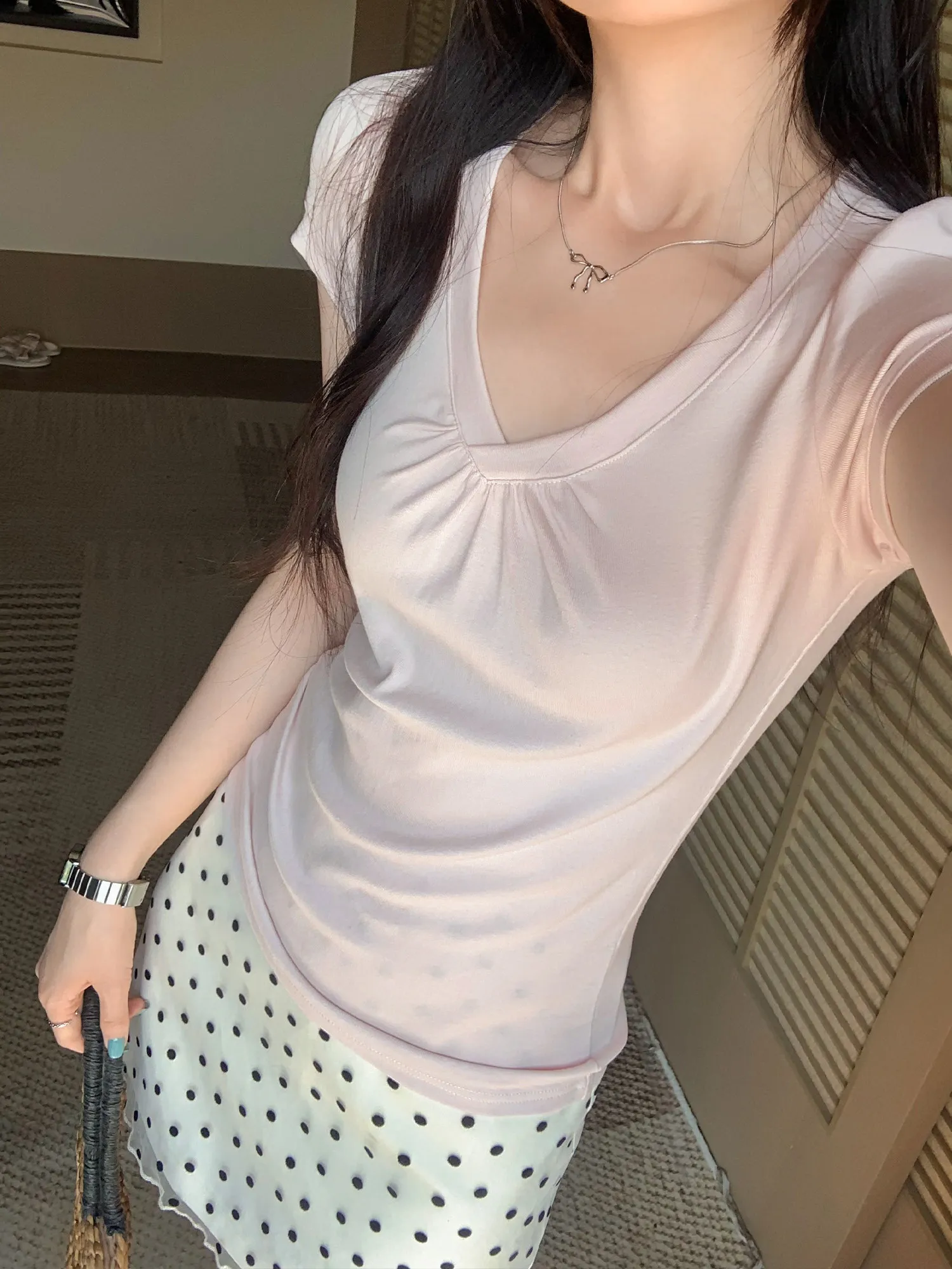 Summer 2026 Women's V-neck Short-sleeved T-shirt Design Sense Pleated Slimming Beautiful Top Pure Desire Spicy Girl Style