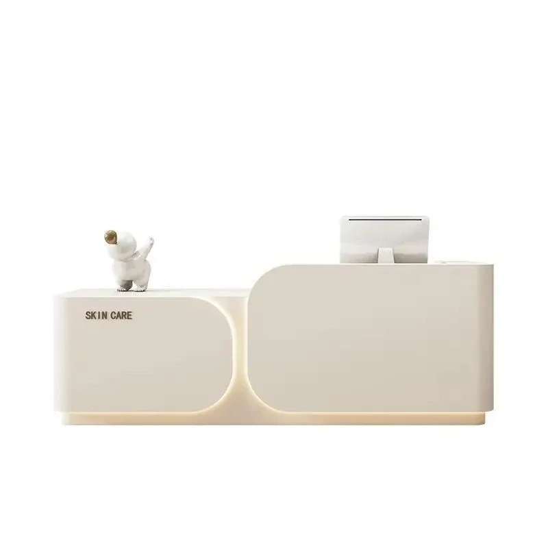 

Салон красоты, кремовая ветровая касса, простой современный магазин одежды, стойка регистрации из цельного дерева