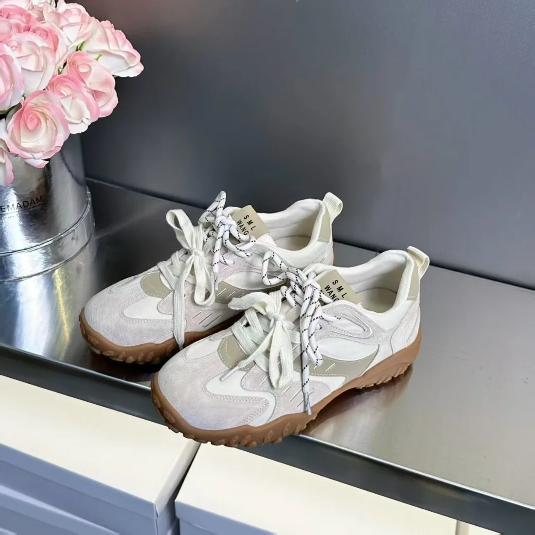 

Женские спортивные туфли без каблука 2025: Новинка осени, с круглым носком, мягкой подошвой, нескользящие, износостойкие, низкие, повседневные кроссовки-слипоны, модные