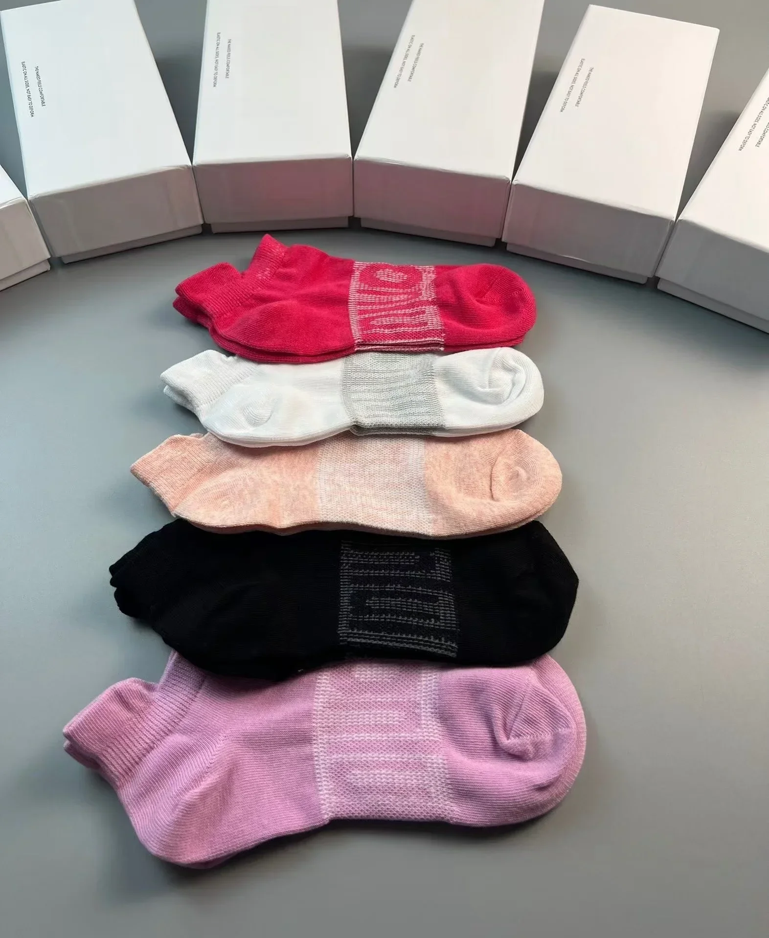 Conjunto de 5 pares de calcetines cortos de algodón informales lisos para mujer, calcetines tobilleros populares cómodos y transpirables concisos a la moda en caja