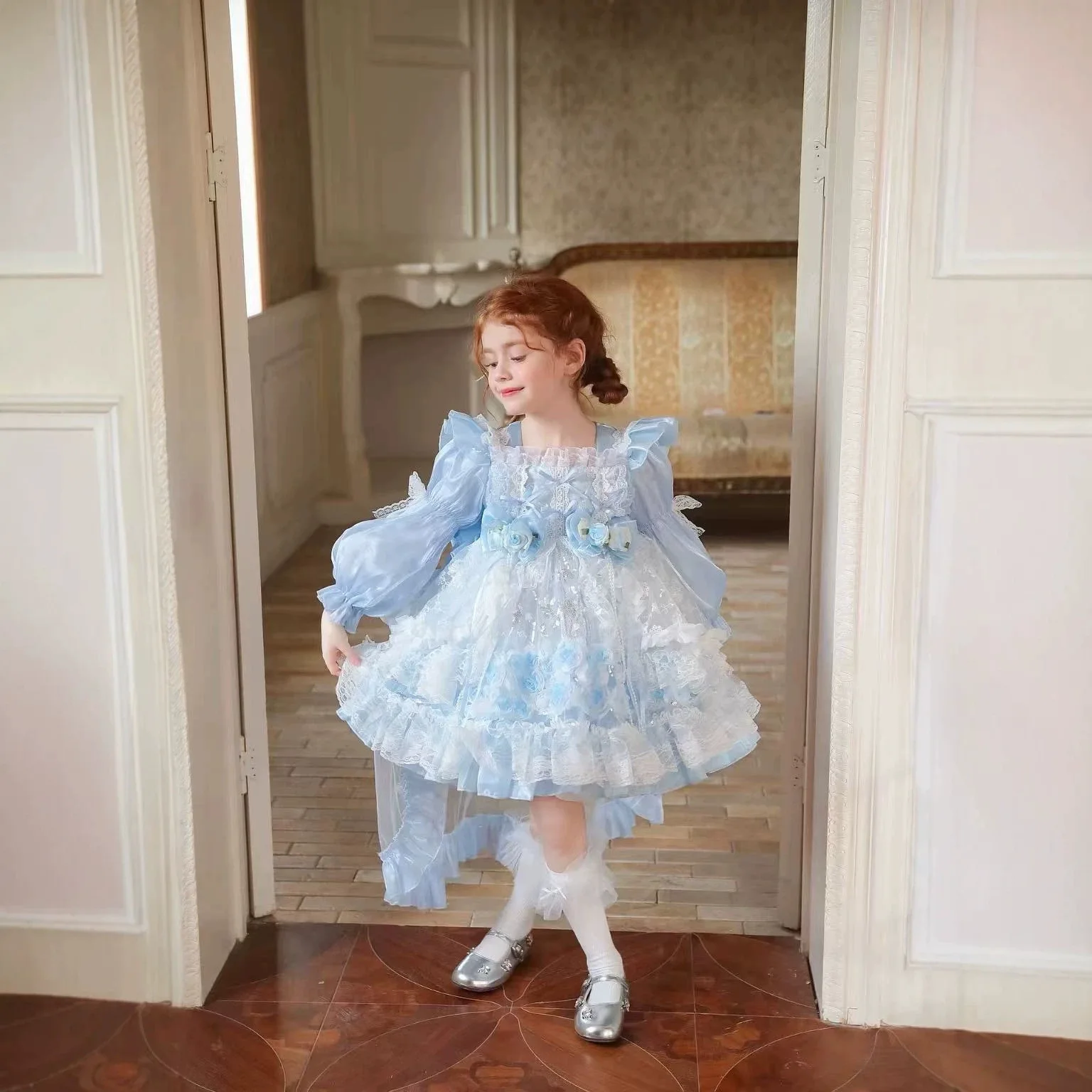 Hellblaues Mädchen-Lolita-Kleid mit Blumenmuster und Spitze, Kinderkleid mit Puffärmeln und Rüschenrock, 3D-Blumenverzierung, Prinzessinnenkleid für Geburtstagsfeiern und Fotoshootings – Detail 4