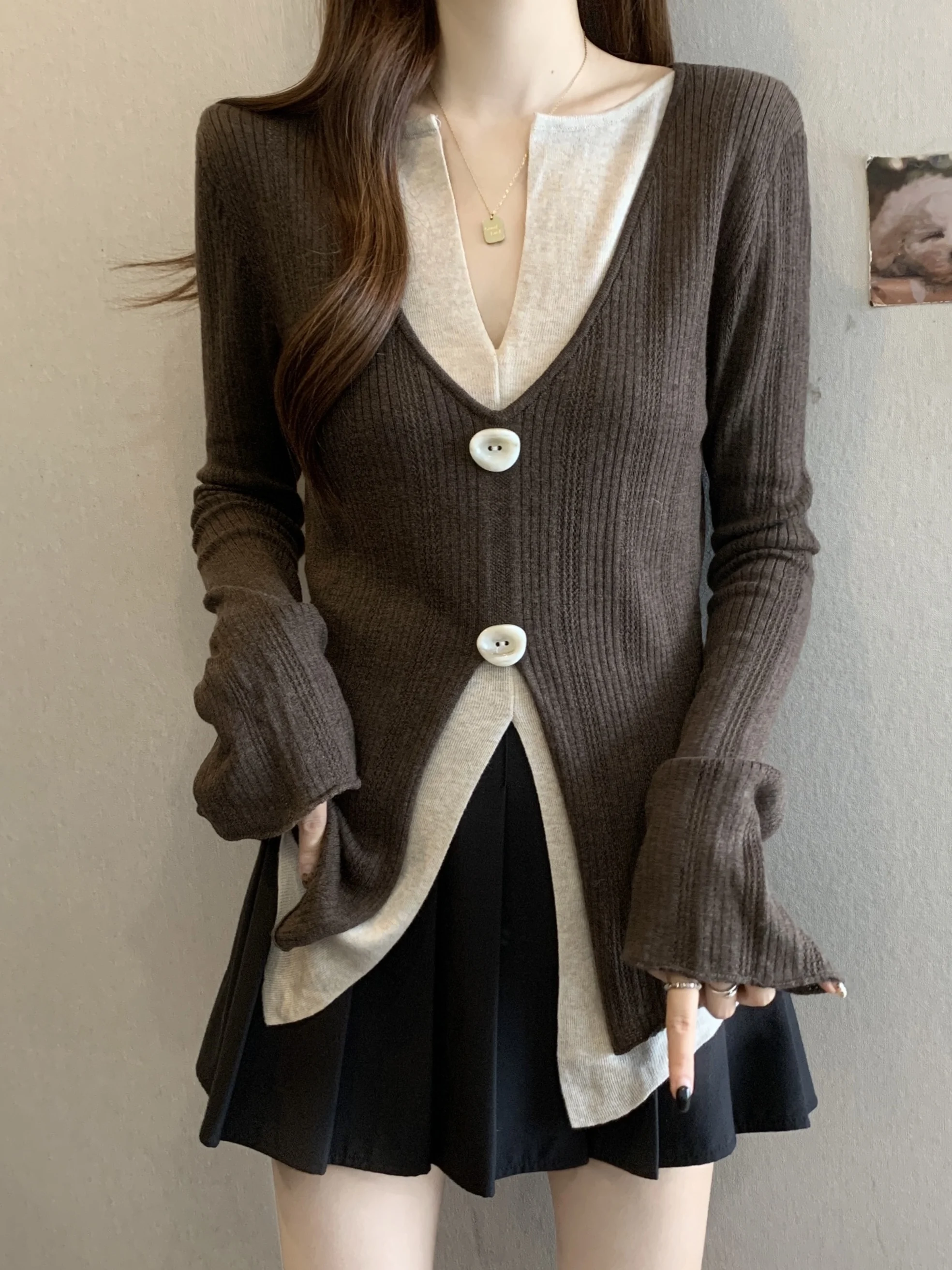 

plus Size Knitted V-Ne Long Sve Fake Two-Piece Top Women's Base Layer Side Split Design Casual Comfortable Breathable Po...