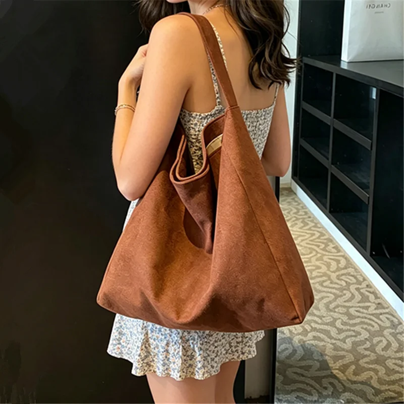 bolsa-tote-oversized-de-suede-com-design-sofisticado-e-confortavel-espacosa-para-o-dia-a-dia-das-mulheres