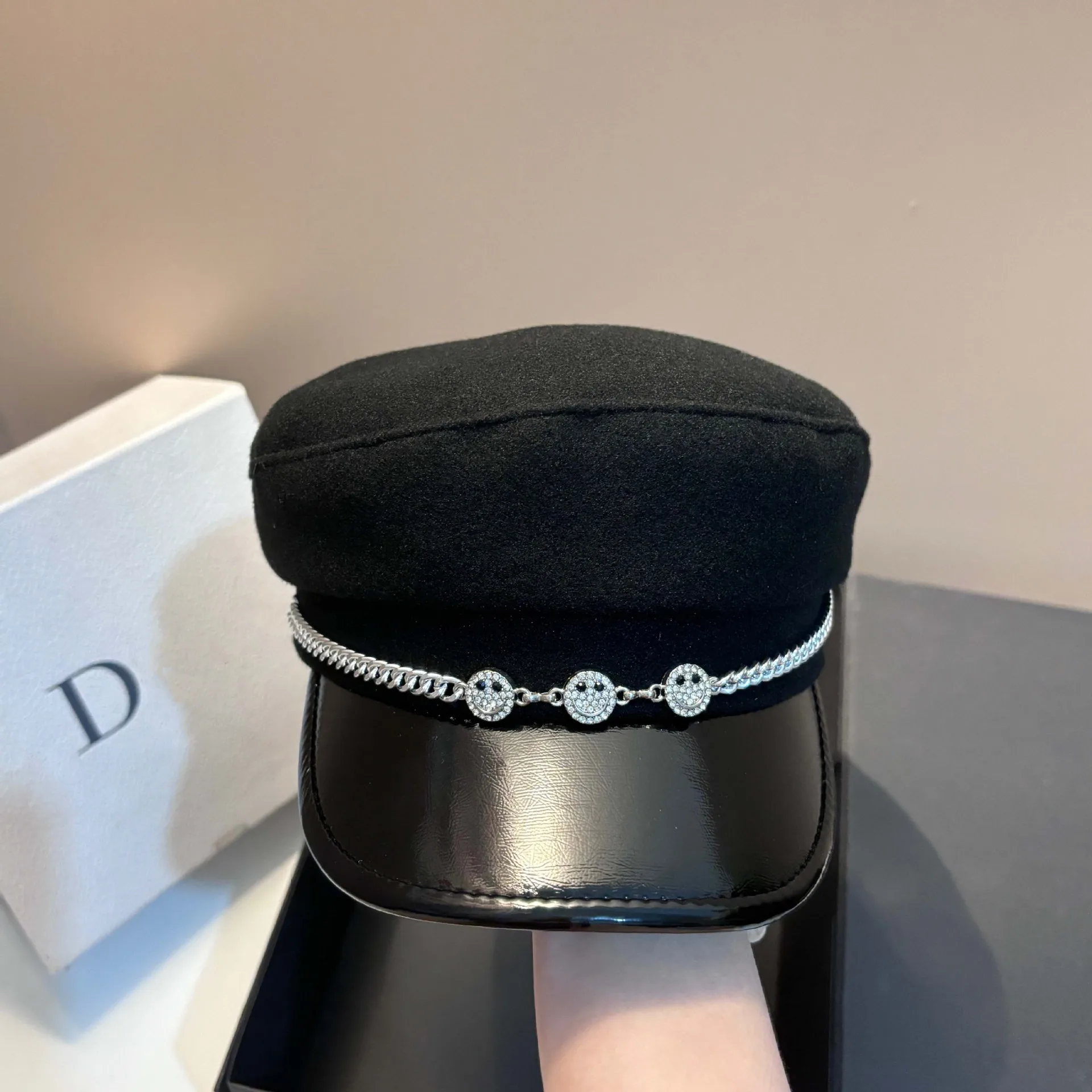 

Autumn and winter new woolen navy hat outdoor warm age reduction chain smiley octagonal hat light luxury fashion cap women