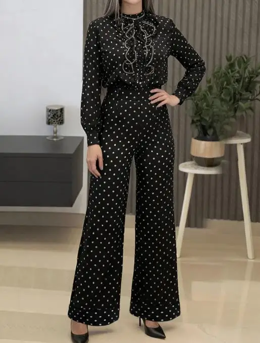 طقم مكون من قطعتين بياقة واقفة وأزرار أمامية مرقعة وسروال مستقيم عالي الخصر مع طقم تنقل بطباعة نقاط بولكا #4