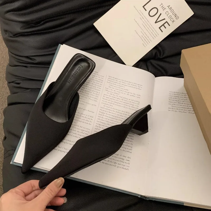 Nuevas zapatillas de lujo con punta estrecha para mujer, sandalias elegantes a la moda de Color caramelo para mujer, sandalias cuadradas de tacón bajo, zapatos deslizantes sin cordones