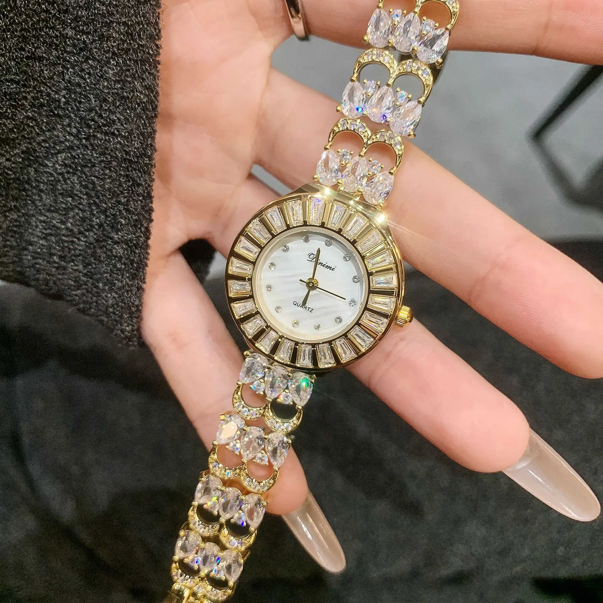 Dimini, nueva pulsera de lujo con luz de diamante, reloj para mujer con correa hueca, tendencia de moda, colección de relojes de cuarzo transfronterizos