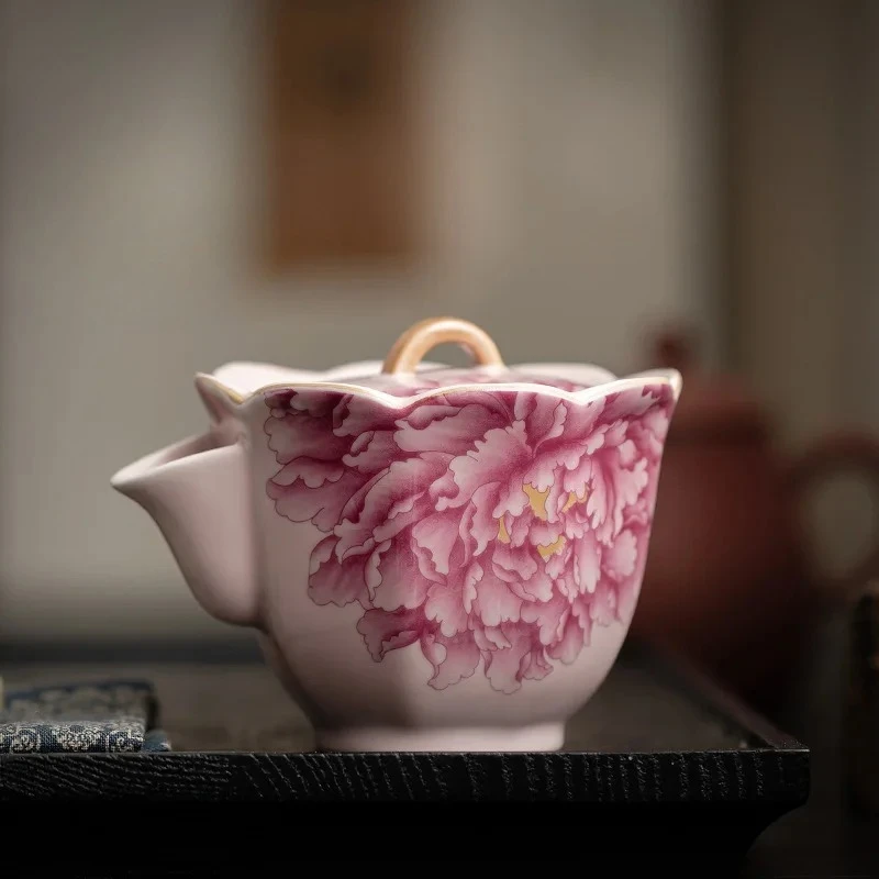 

Чайник ручной работы из розового фарфора (100 мл) с ручкой в форме цветка пиона, для заваривания чая, аксессуар для женского чайного набора, декор