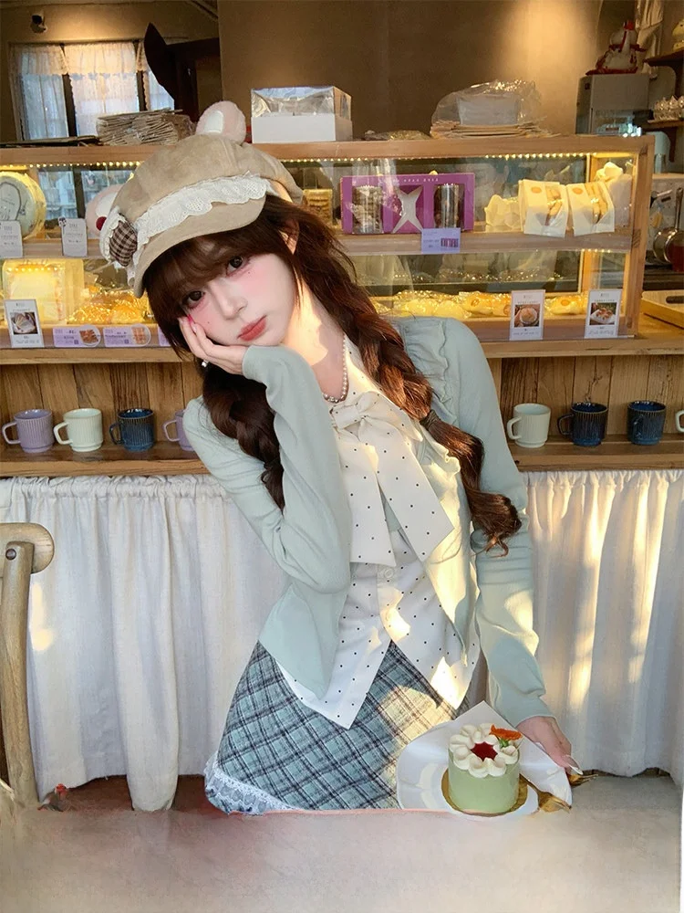 

Комплект из блузки в горошек с длинным рукавом и короткой юбки для женщин: весенний модный повседневный наряд из контрастной ткани с милым принтом.