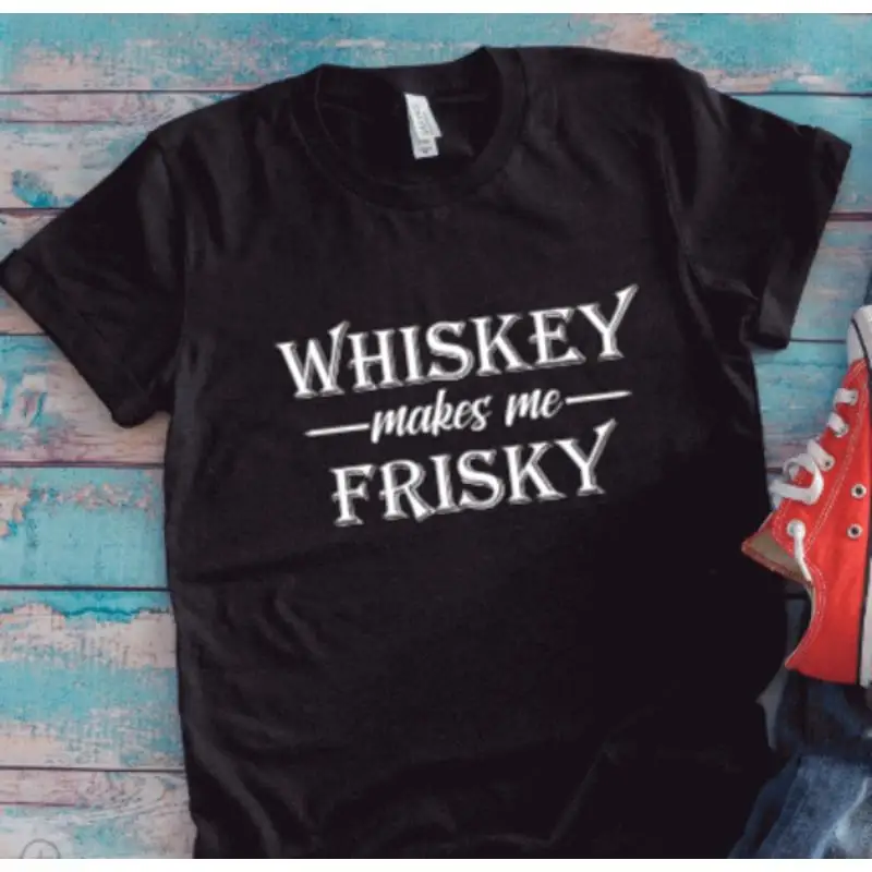 ويسكي يجعلني فريسكي تي شيرت أسود