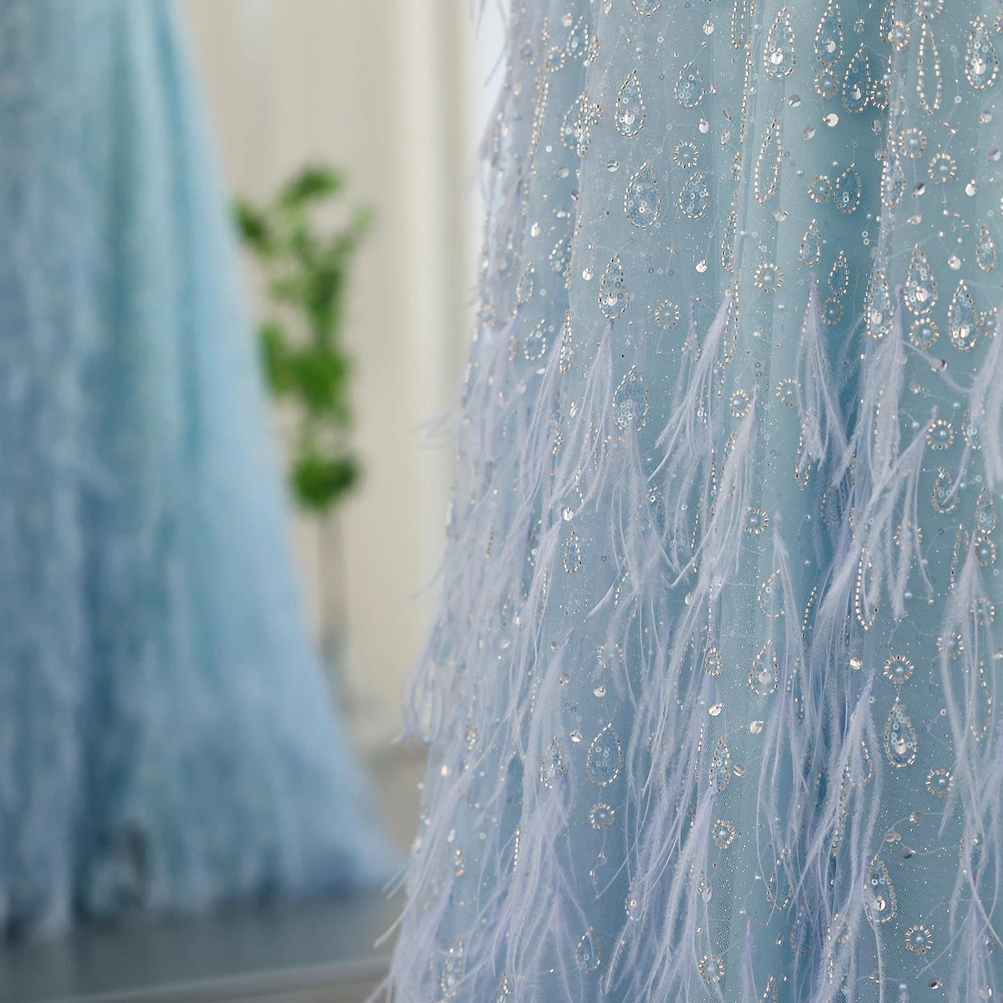 Sharon Said Luxuriöses Federkleid mit einer Schulter und Cape-Ärmeln in Roségold und Flieder für Hochzeitsfeiern, Modell SS438, Maßanfertigung – Detail 17