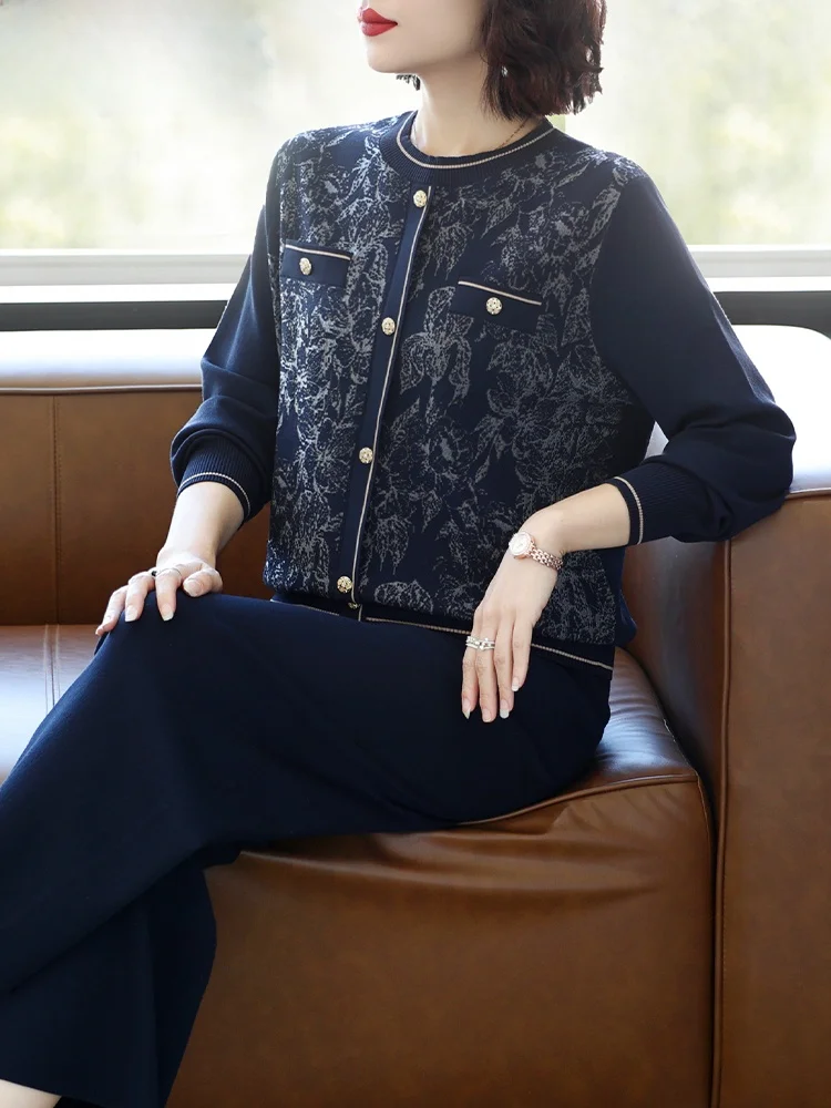 

Модный вязаный комплект для женщин среднего и старшего возраста от бренда Lady: топ и брюки для осеннего сезона