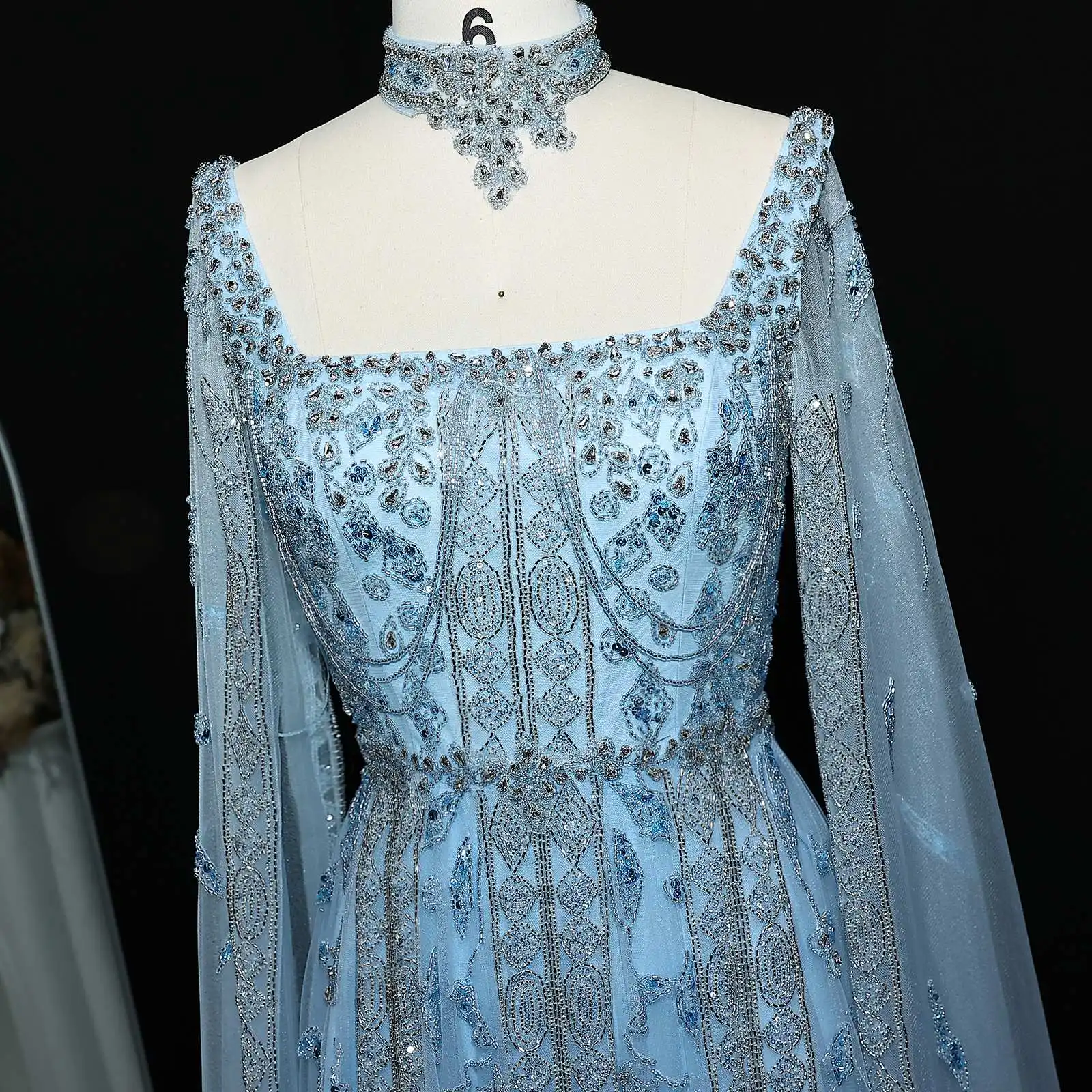 Sharon Said Elegantes Dubai Nude Arabisches Abendkleid mit Cape-Ärmeln Choker Weinrot Hochzeitsfeierkleider SS543 Maßanfertigung – Detail 27