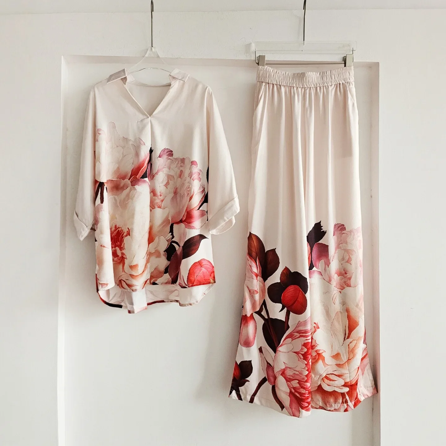 

Праздничный комплект из двух предметов: рубашка с цветочным принтом из имитации шелкового атласа с рукавом три четверти и свободные брюки для женщин