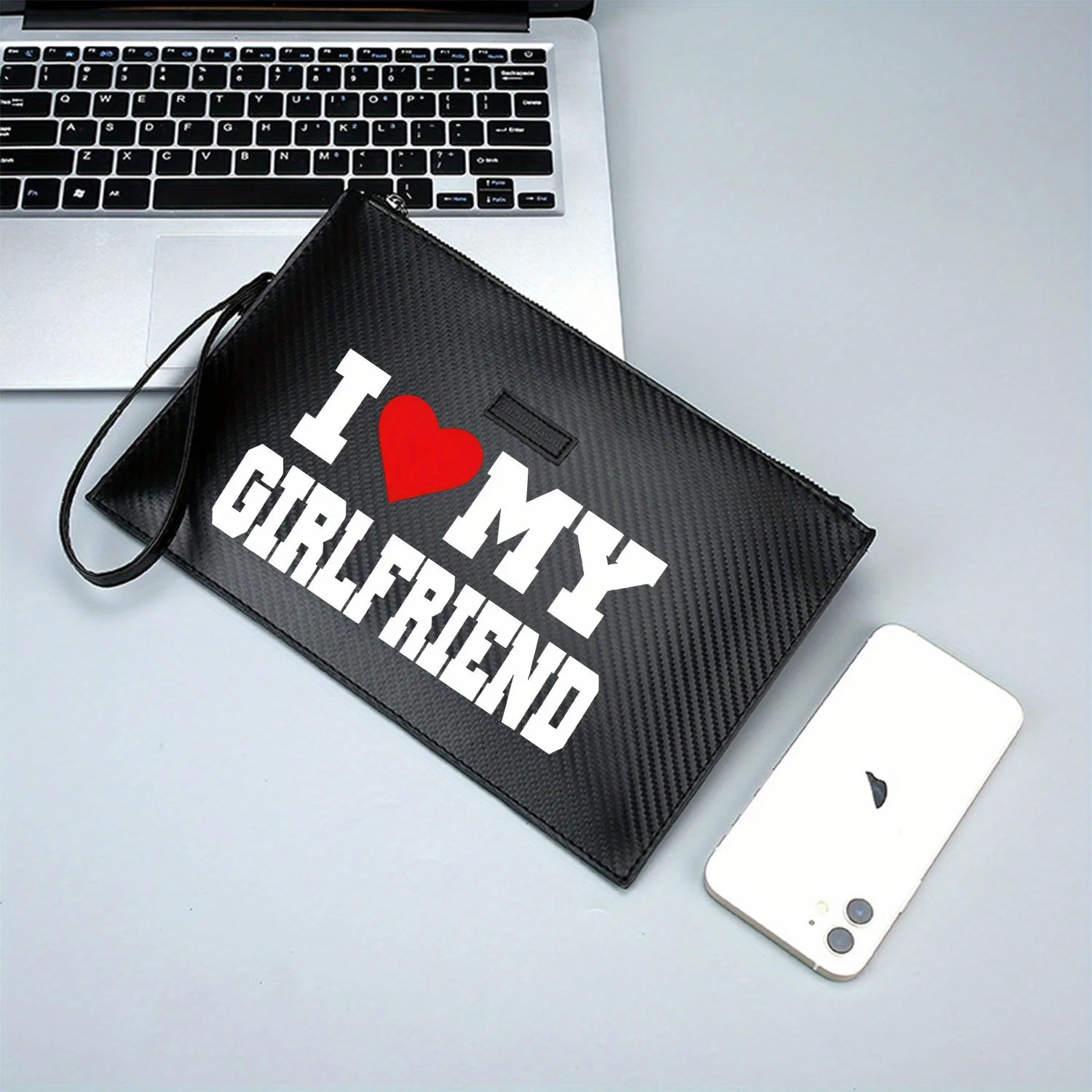 أنا قلب صديقتي، خلفية سوداء. حقيبة يد رجالية أنيقة مطبوعة من البولي يوريثان عصرية وعملية للحمل اليومي