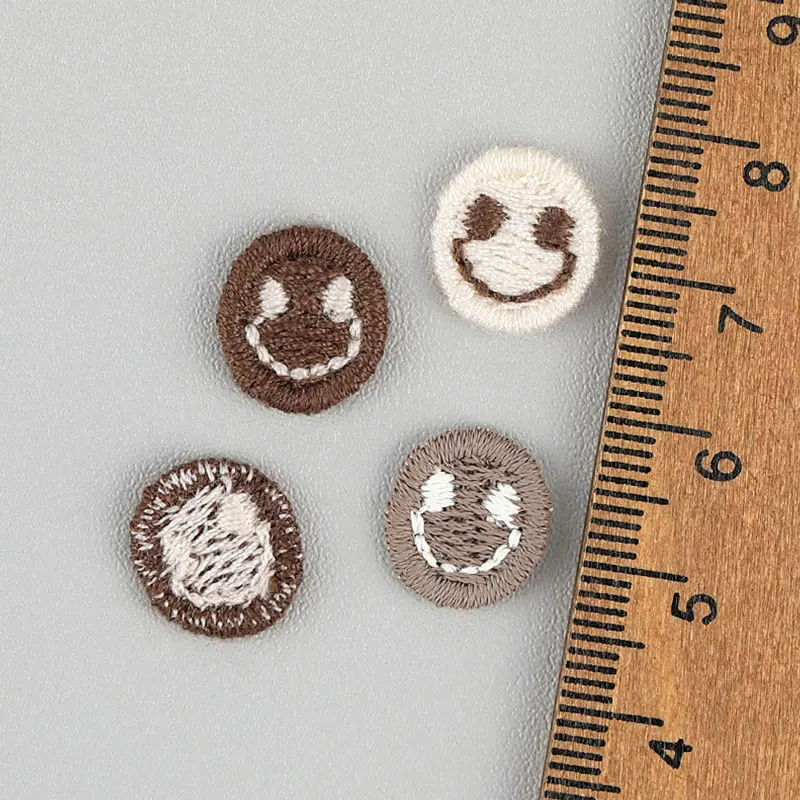 30 Stück Mini-runde Smile-Stickerei-Patches, Haarspangen, Schuhblumen, Hutdekorationen, Kleidungszubehör für personalisierten Stil – Detail 2
