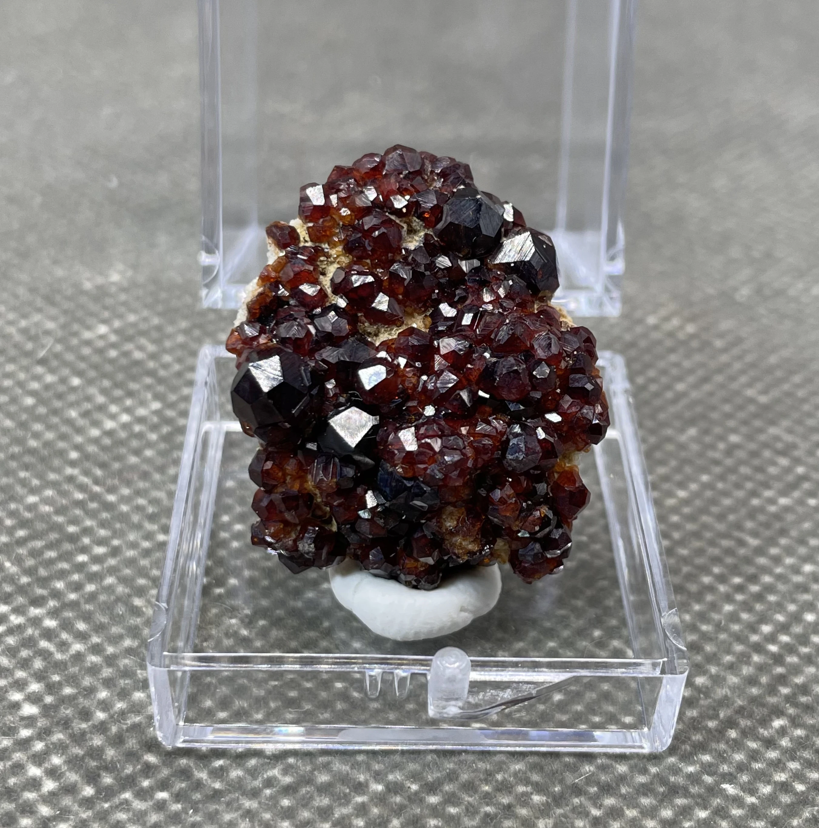 

NEW! 100% natural rare garnet mineral specimens stones and crystals quartz crystals + box size 3.4cm