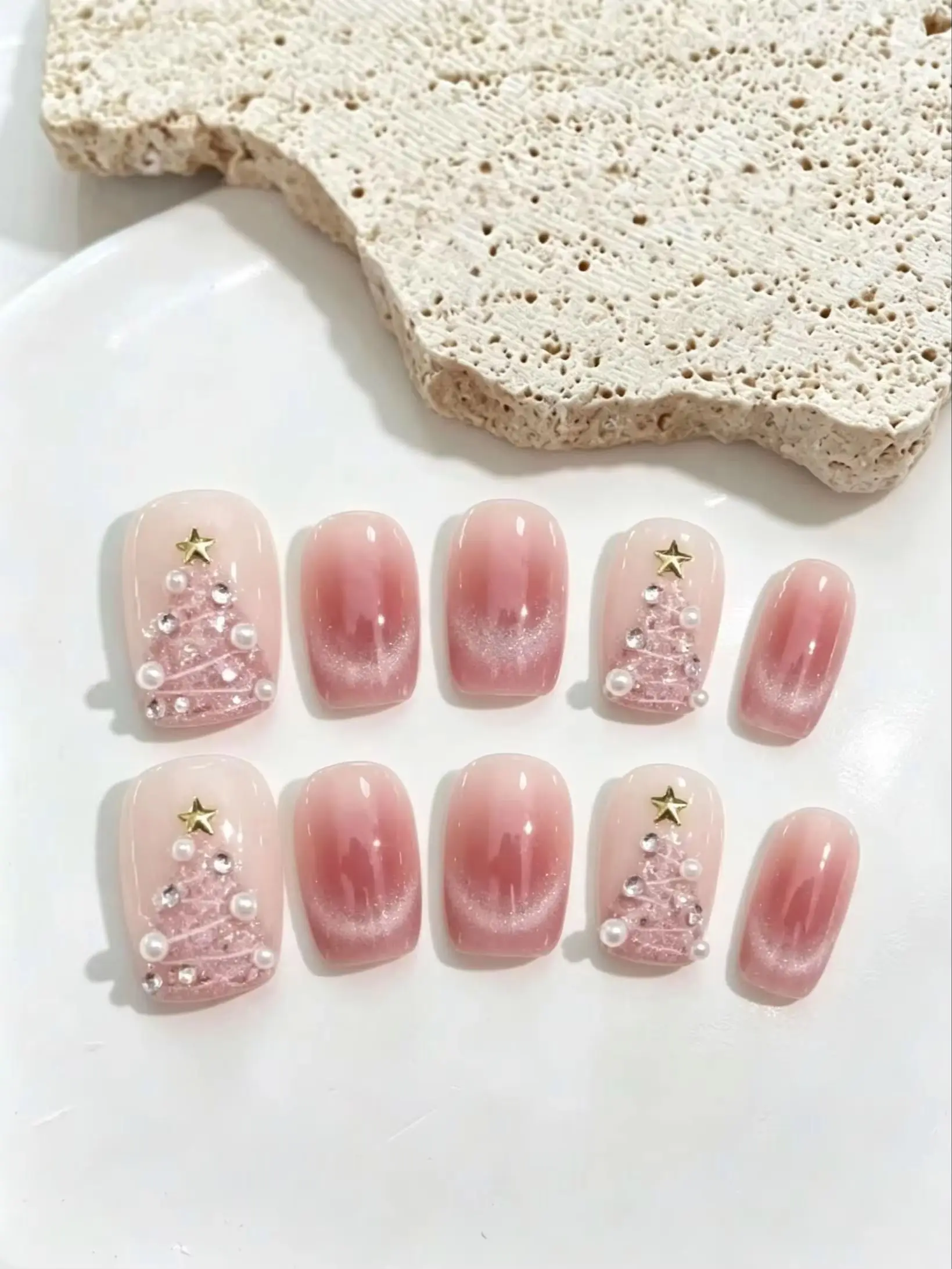 10-Piece Set of Pink Gradient Christmas Tree Press-On Nails, Short Square Nude Pink Blush Cat Eye Gentle Girl Christmas Handmade Fake Nail Stickers