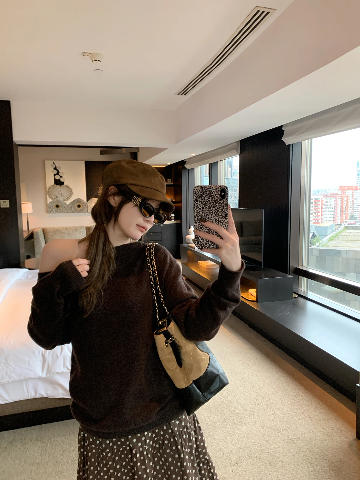 

Женский вязаный свитер KongZhen Manhattan Night Song с открытыми плечами и длинными рукавами, новинка 2026 года, асимметричный дизайн, повседневный топ