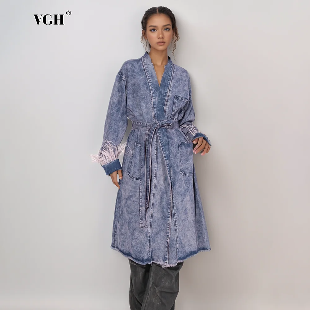 

VGH Spliced Feathers Gradient Loose Denim Coat For Women V Neck Long Sleeve Patchwork Lace Up Casual Chic Coats Female Fashion