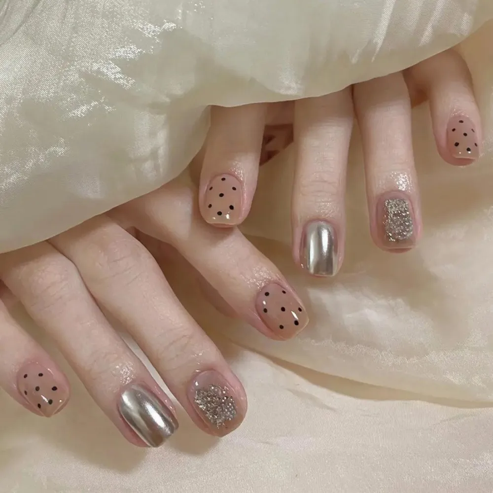 24 Stück Nude Silber Press-On Nägel Kurz Eckig Vollständige Abdeckung mit Polka Dots & Glitzer Metallic-Akzenten für Büro & Alltag