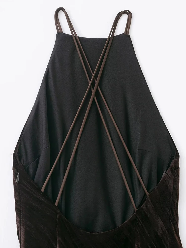 ชุดเดรสยาวผ้ากำมะหยี่แบบใหม่สำหรับผู้หญิง ดีไซน์เซ็กซี่ประดับพู่ สายคล้องคอ แบบไม่มีแขน โชว์ไหล่ ทรงเข้ารูป เหมาะสำหรับวันหยุดพักผ่อนและงานปาร์ตี้