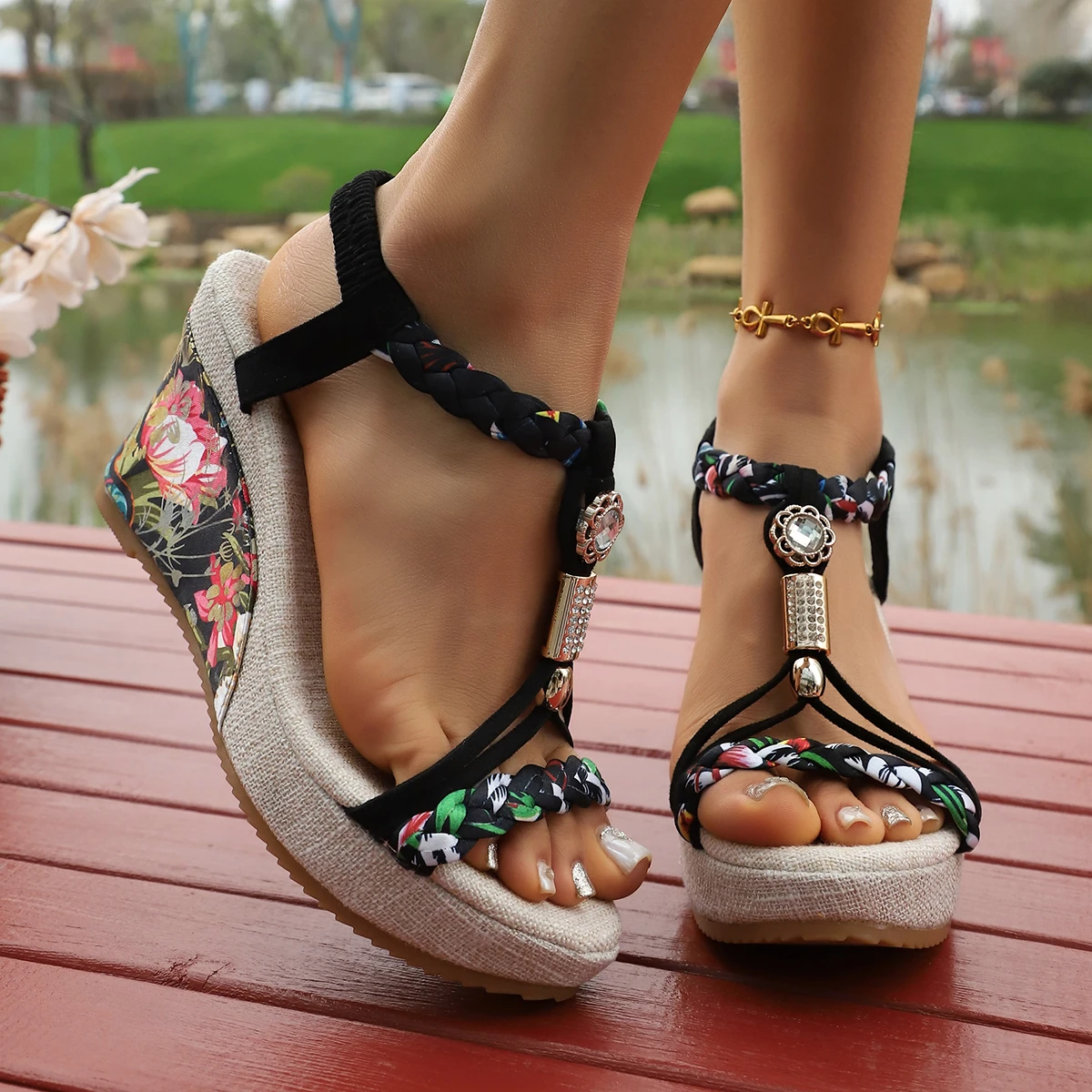 

Винтажные женские сандалии на танкетке с заклепками, летние, на высоком каблуке, на платформе, большие размеры до 43, с пряжкой на щиколотке, пляжная обувь, коллекция 2026 года