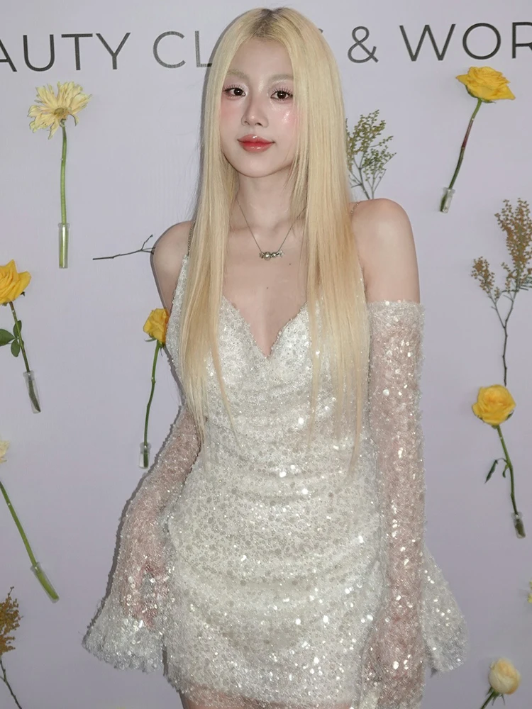 เดรสคอวีแต่งเลื่อมริบบิ้น แบรนด์ Whatiwear สำหรับผู้หญิง ดีไซน์เซ็กซี่โชว์หลัง แขนกุด เหมาะสำหรับวันวาเลนไทน์ งานปาร์ตี้ หรือใส่ไปเที่ยวคลับ ทรงเข้ารูป