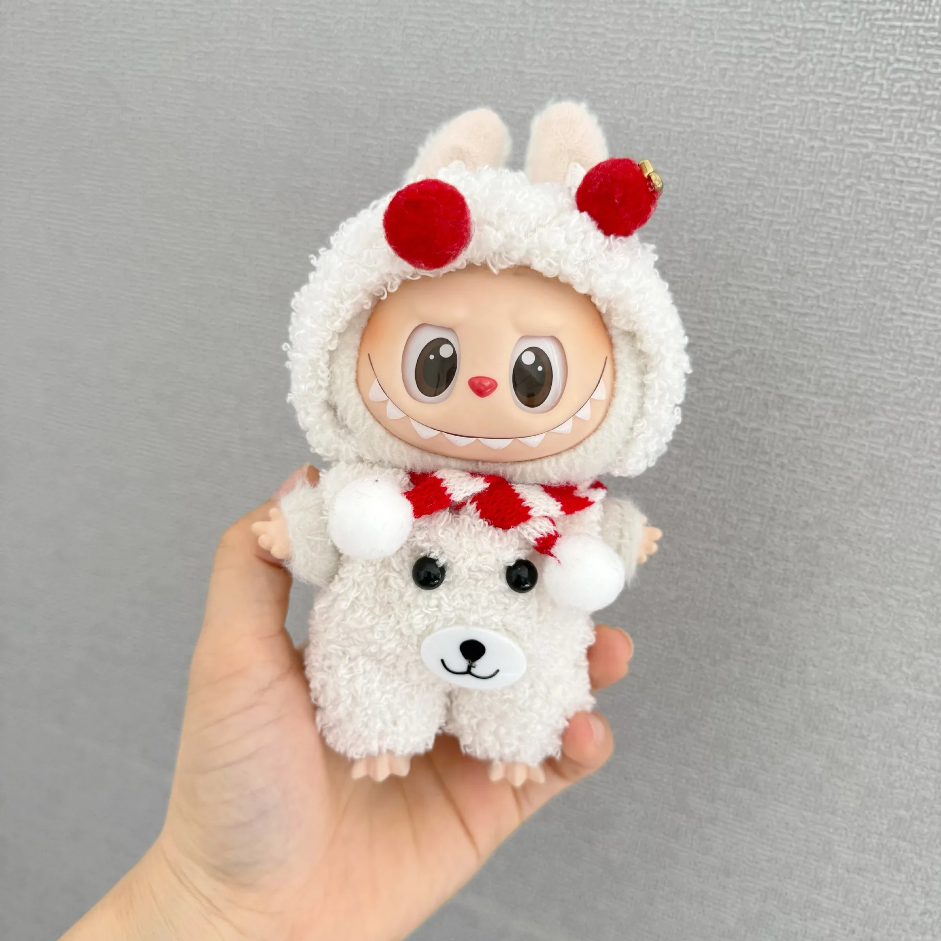 Ropa para muñecas Labubu de 1a generación y tercera generación de 15/17 cm: adorable conjunto de peluche de oso que incluye pompones, bufanda de pompones y mono de felpa