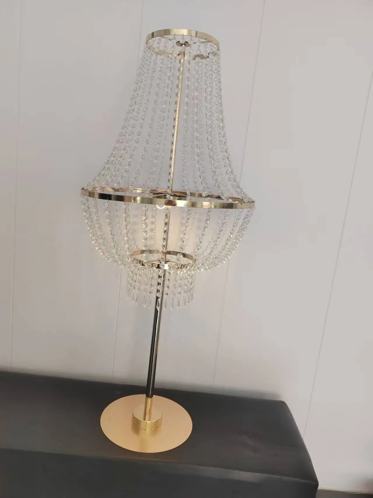 126 cm hoher goldener Metall-Blumenständer, batteriebetrieben, kabellos, für Hochzeitsfeiern, Esstischdekoration, Gangmarkierung, Ava – Detail 2