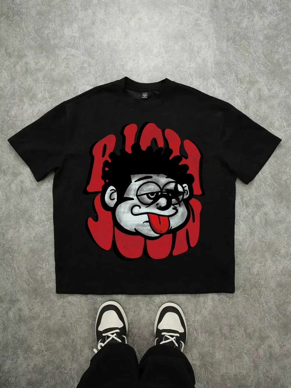 Camiseta de calle de verano 100% de algodón, ropa de calle de gran tamaño, camiseta gráfica holgada negra con estampado de cara divertida y texto rojo y hombros caídos