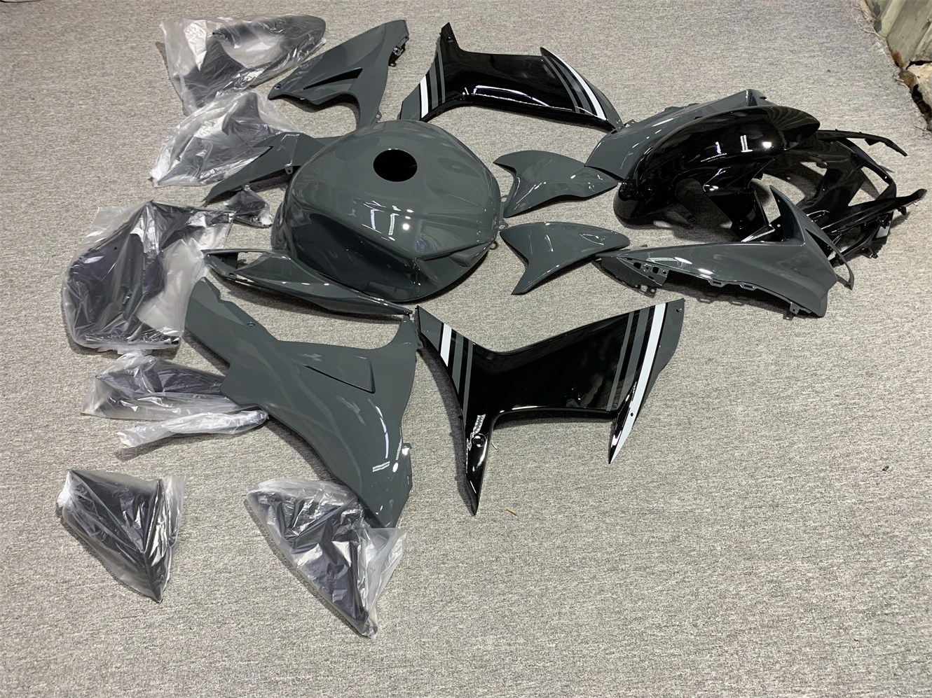 The motorcycle fairing set is suitable for GSXR600 GSXR750 K11 2011 2012 2013 2014 2015 2016 2017-2021 The fairing is gray