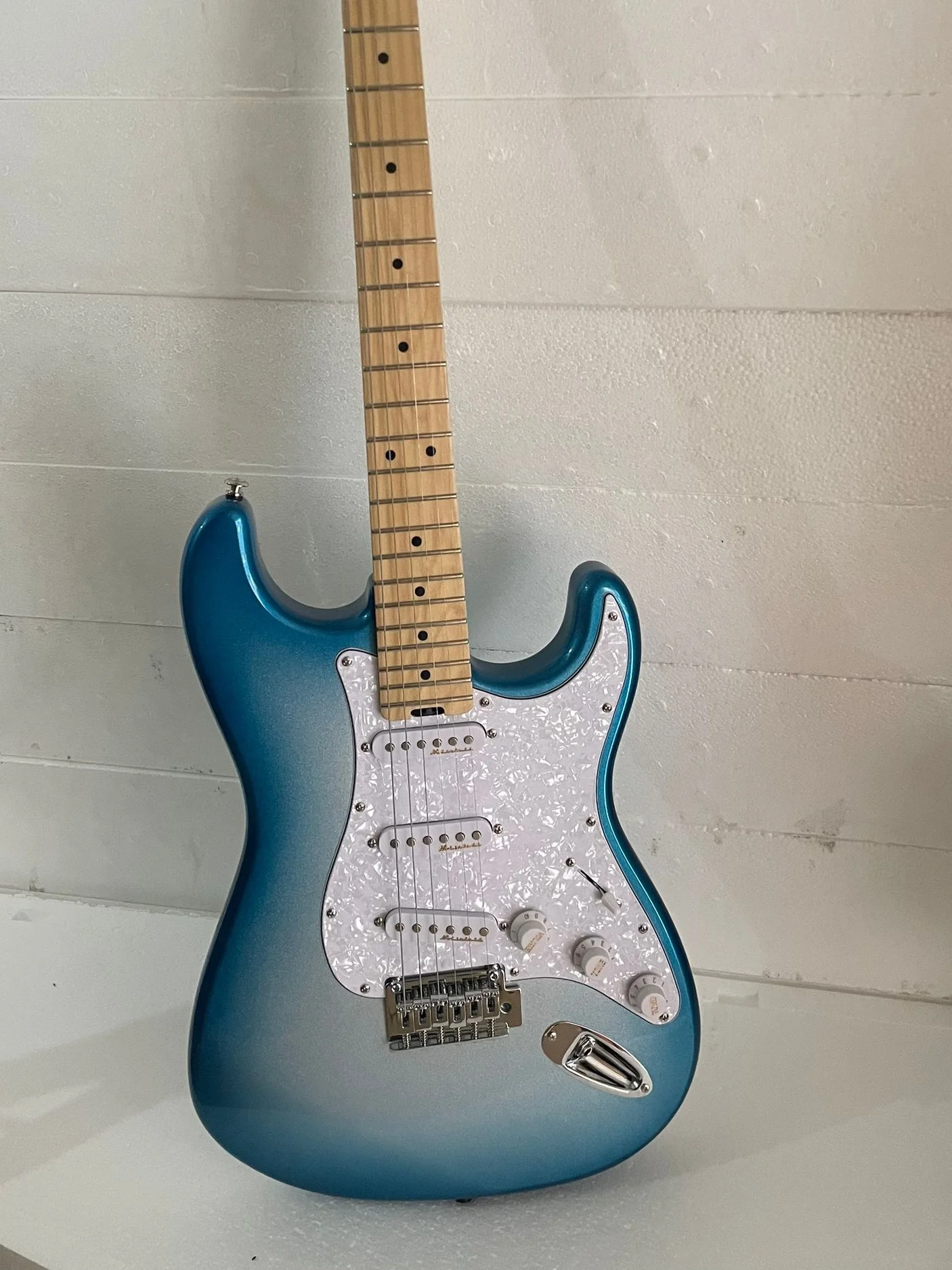 New!!!!!!! kov nebe modrý praskat barva, embellished elektrický kytara, celistvý tělo , javor fretboard, bílá pickguard, , SSS pickups