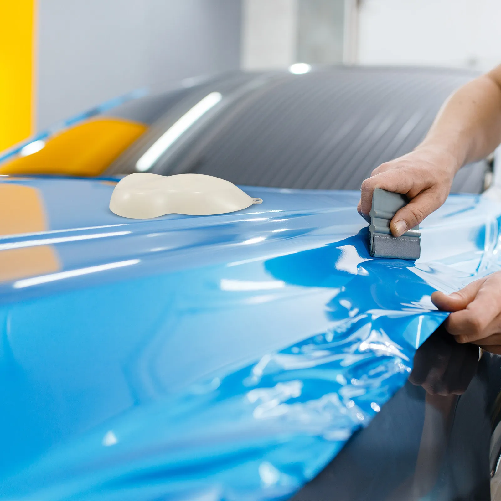 

Демонстрационный стенд для автостайлинга: образцы пленок, красок и добавок для оклейки автомобилей и окон