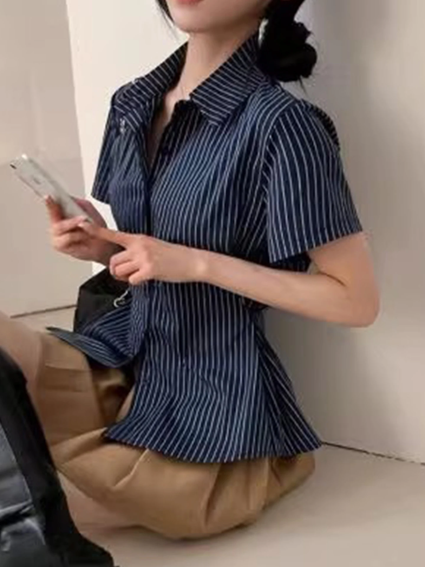 

Женская рубашка Slim Fit с коротким рукавом в корейском стиле, из полиэстера, на пуговицах, для повседневной носки, летняя новинка, в полоску