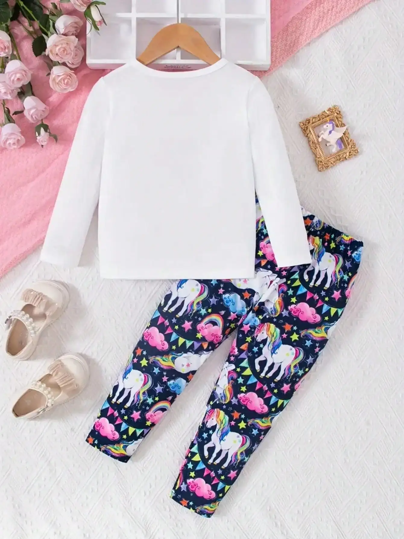 Kinderbekleidungsset mit langärmligem T-Shirt-Oberteil mit Rundhalsausschnitt und Einhorn-Print sowie langen Hosen mit elastischem Bund und Print – Detail 3